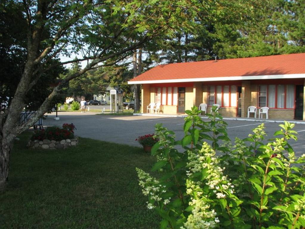 Red Top Motor Inn Iron Bridge Exterior foto